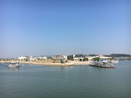 ハロン湾のトゥアンチャウ港にて